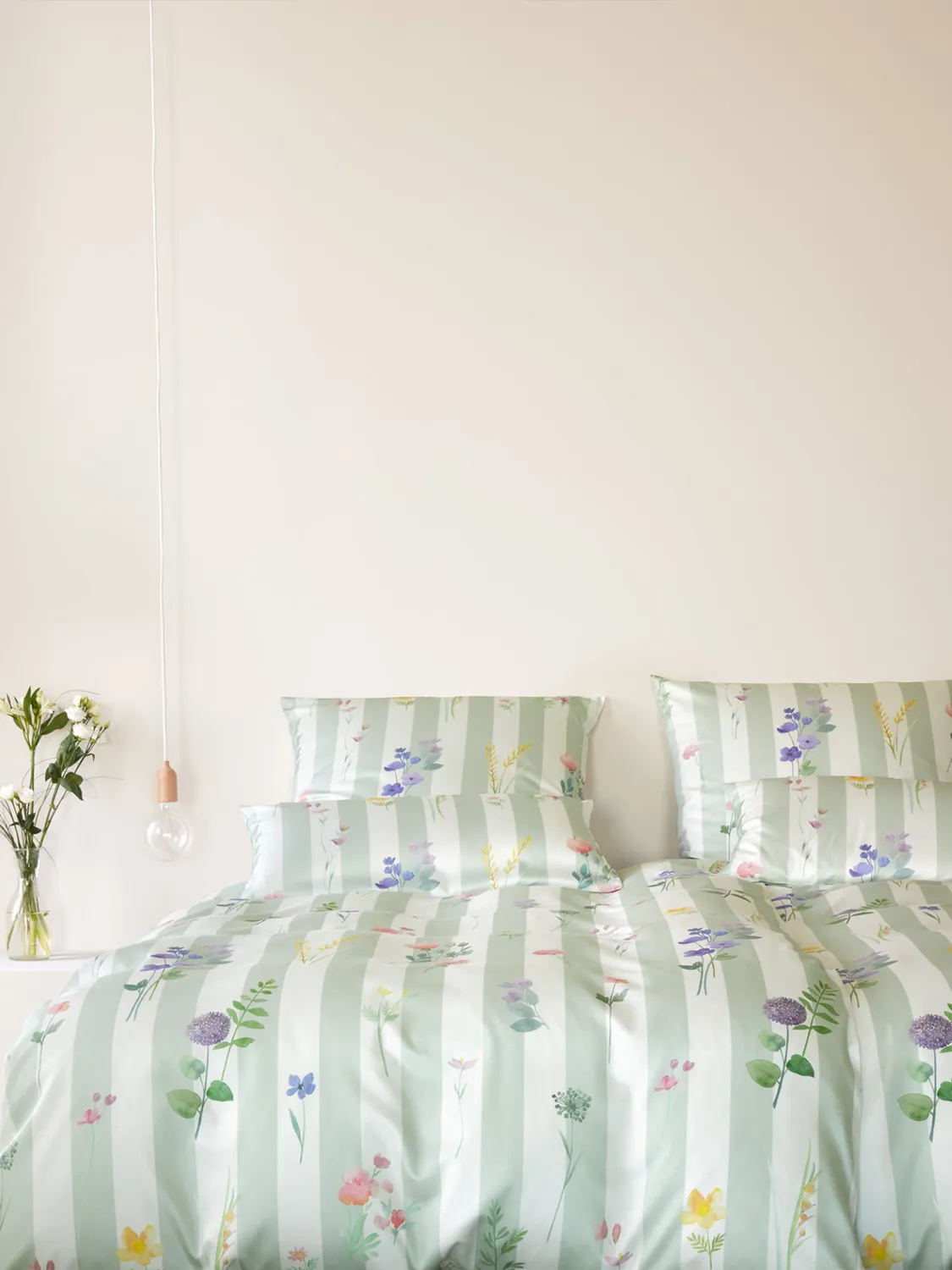 ELEGANTE FLOWERSTRIPE SENGETØY - SOFT GREEN